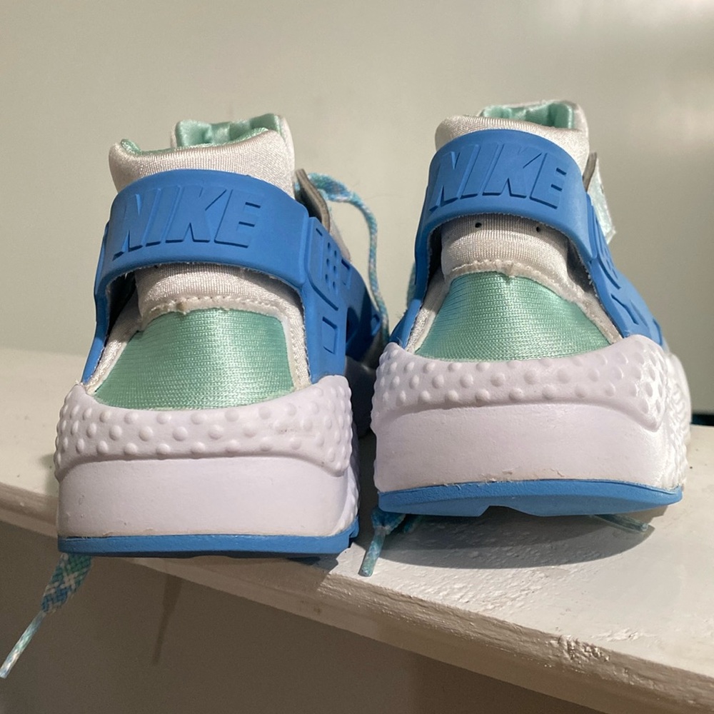 Used Nike huarache , light Blue, pale green with a silver tint size 5.5